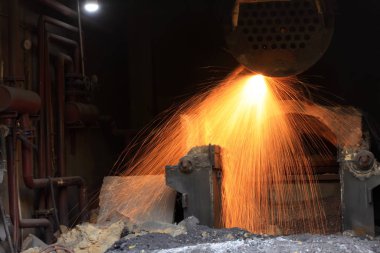 Atölye kaynakçısı metali keser
