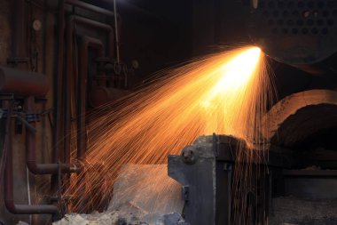 Atölye kaynakçısı metali keser