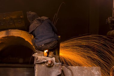 Atölye kaynakçısı metali keser