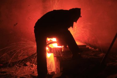 Atölye kaynakçısı metali keser