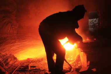 Atölye kaynakçısı metali keser