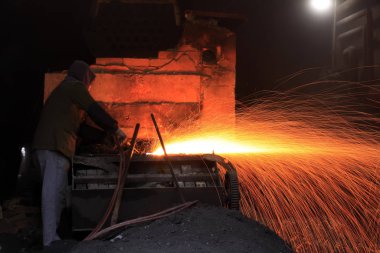 Atölye kaynakçısı metali keser