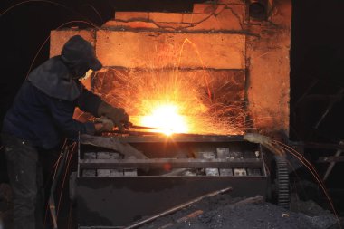 Atölye kaynakçısı metali keser