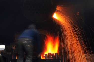 Atölye kaynakçısı metali keser