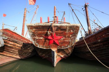 balıkçı tekneleri ve liman