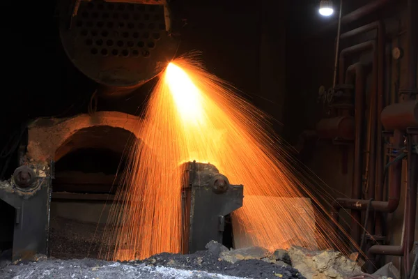 Atölye kaynakçısı metali keser — Stok fotoğraf