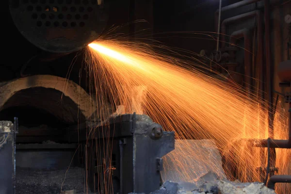 El soldador del taller corta metal — Foto de Stock