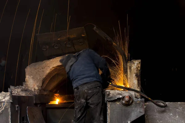 The workshop welder cuts metal������ — Stock Photo, Image