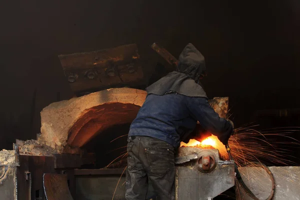 The workshop welder cuts metal — Stock Photo, Image