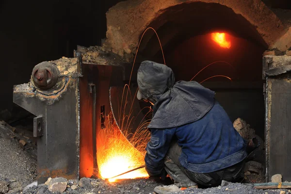 The workshop welder cuts metal������ — Stock Photo, Image