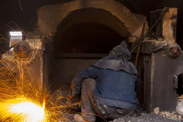 Il saldatore officina taglia il metallo — Foto Stock