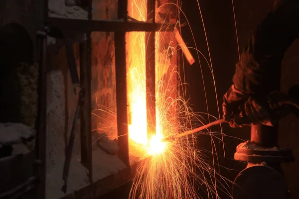 Dílenský svářeč krájí kov. — Stock fotografie