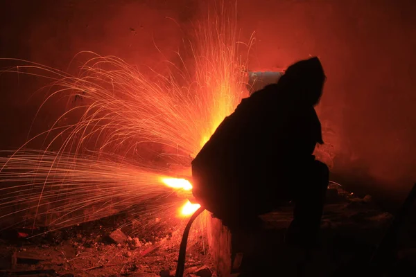 The workshop welder cuts metal — Stock Photo, Image