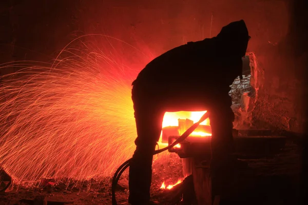 Dílenský svářeč řeže kov — Stock fotografie