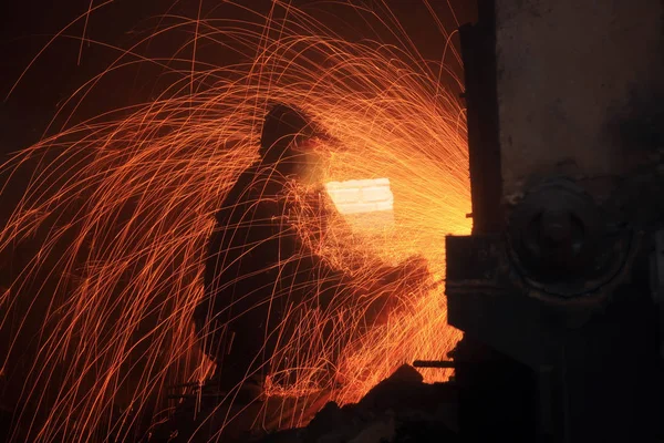 The workshop welder cuts metal — Stock Photo, Image