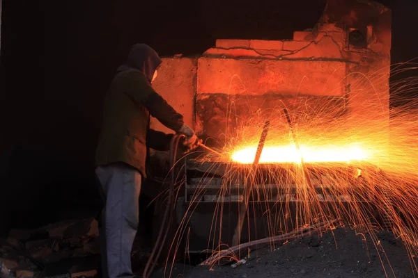 The workshop welder cuts metal — Stock Photo, Image