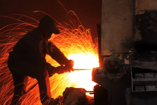 O soldador de oficina corta metal — Fotografia de Stock