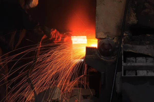 The workshop welder cuts metal — Stock Photo, Image