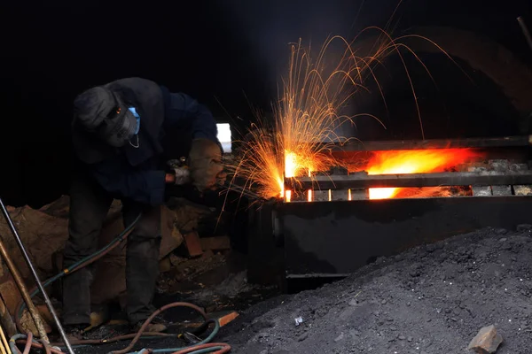 The workshop welder cuts metal — Stock Photo, Image