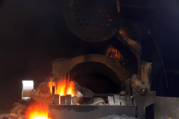 Der Werkstattschweißer schneidet Metall — Stockfoto