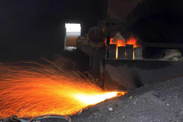 El soldador del taller corta metal — Foto de Stock