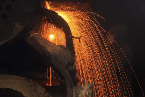 El soldador del taller corta metal — Foto de Stock