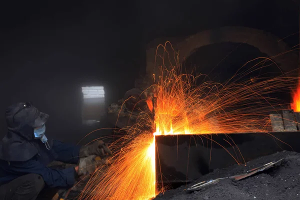 O soldador de oficina corta metal — Fotografia de Stock