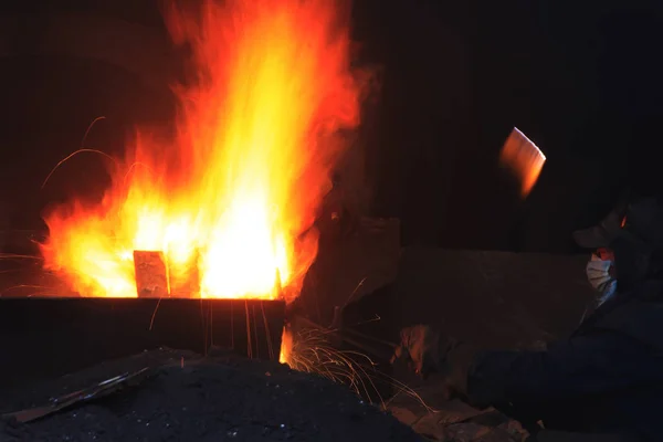 Сварщик мастерской режет металл — стоковое фото