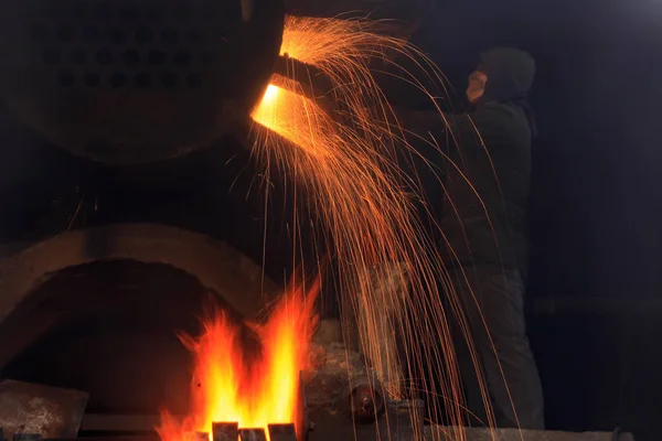 The workshop welder cuts metal������ — Stock Photo, Image