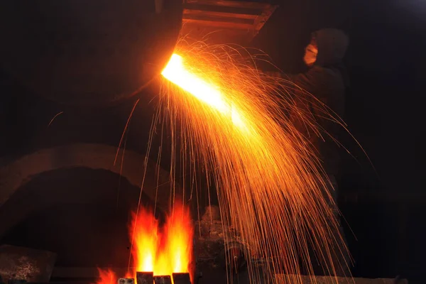 Der Werkstattschweißer schneidet Metall — Stockfoto