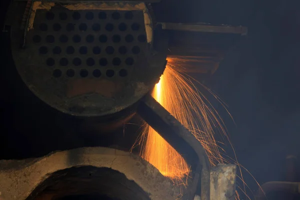 ワークショップの溶接機は、金属を切断する｜Wellcoda最高品質の素材私たちveこのパーカーの材料 — ストック写真