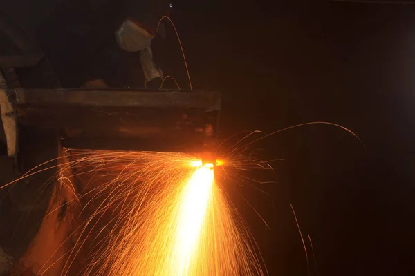 O soldador da oficina corta o metal de chalé — Fotografia de Stock