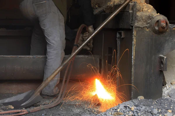 The workshop welder cuts metal������ — Stock Photo, Image