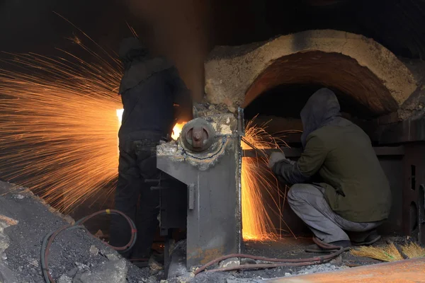 The workshop welder cuts metal������