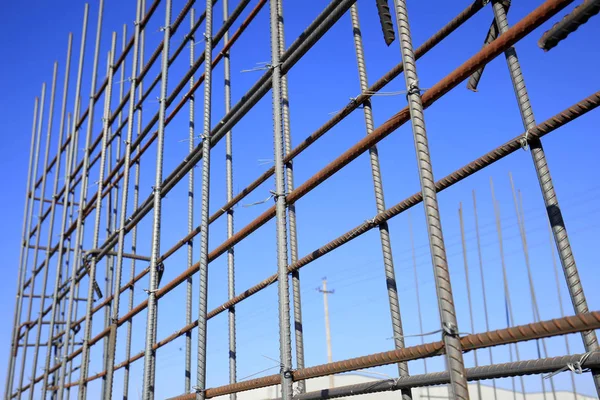 Stahlgitter auf der Baustelle — Stockfoto