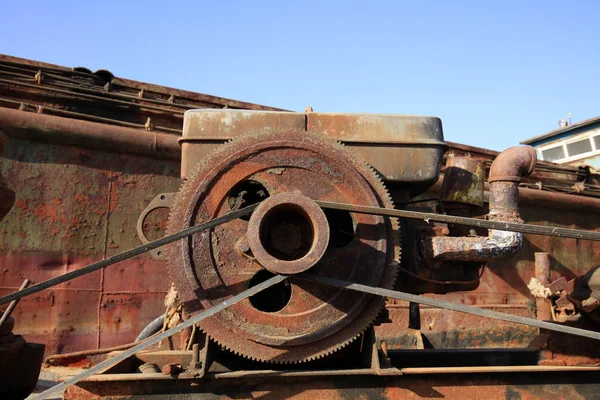 L'ancien moteur et le vieux train — Photo