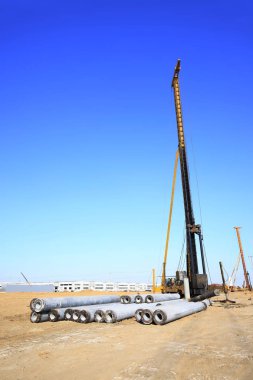 İnşaat alanında çimento borusu.