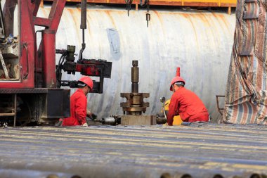 Petrol sahası, petrol işçileri çalışıyoruz