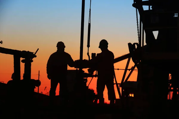 Campo petrolero, los trabajadores petroleros están trabajando —  Fotos de Stock