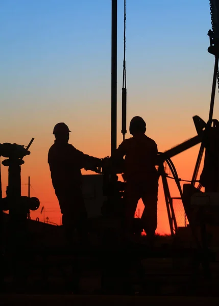 Campo petrolero, los trabajadores petroleros están trabajando —  Fotos de Stock