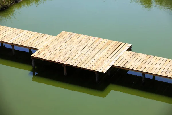 Nehirdeki tahta köprü — Stok fotoğraf