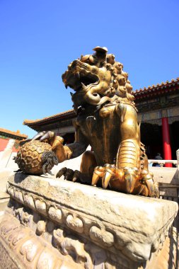 Çin, Pekin 'deki imparatorluk sarayının bakır aslanı.