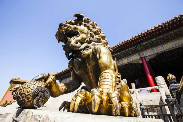 León de cobre del palacio imperial en Beijing, China — Foto de Stock