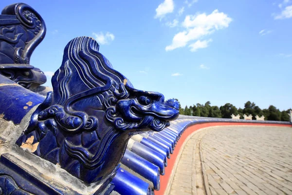 La pared de la antigua arquitectura china, escultura de azulejos vidriados — Foto de Stock