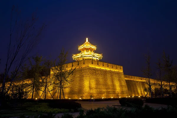 Traditionelle chinesische Gebäude bei Nacht — Stockfoto
