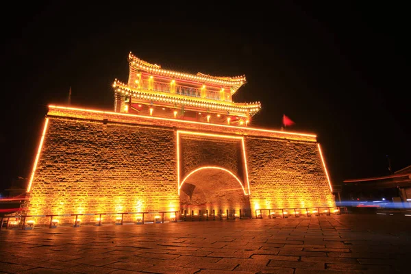 Traditionelle chinesische Gebäude bei Nacht — Stockfoto