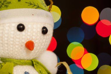 Noel ışık arka plan ile şenlikli kardan adam