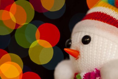 Noel ışık arka plan ile şenlikli kardan adam