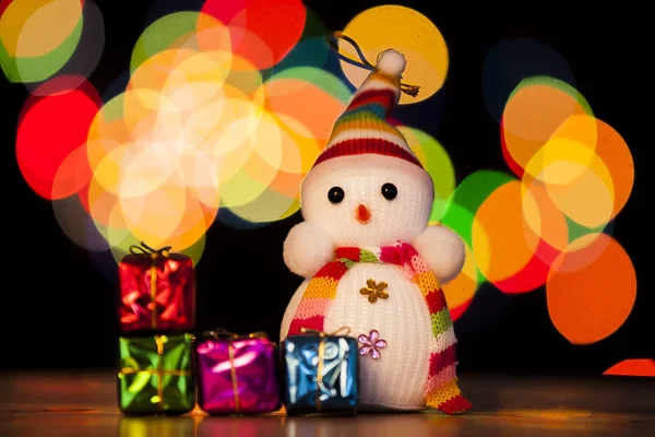 Festlicher Schneemann mit weihnachtlichem Licht Hintergrund — Stockfoto