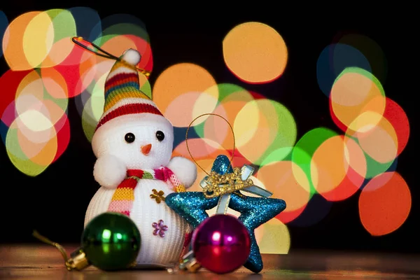 Festlicher Schneemann mit weihnachtlichem Licht Hintergrund — Stockfoto